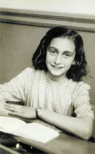 Anne_Frank_lacht_naar_de_schoolfotograaf