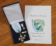 Medalla y pergamino Gobernación del Valle 