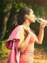 Mujer tomando agua 