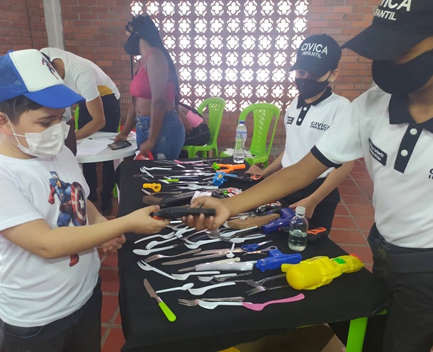 Niños recibieron kits escolares y de salud oral, a cambio de juguetes bélicos